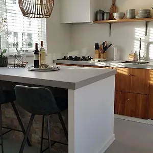 https://intika-beach-house.zandvoort-hotels.com